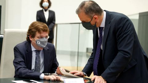 El portavoz de Vox en el Ayuntamiento de Madrid, Javier Ortega Smith, conversa con el alcalde de la capital, José Luis Martínez-Almeida.