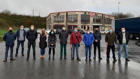 Los 14 trabajadores de Freire que se han quedado sin trabajo se concentraron ante la empresa que se encarga ahora del servicio