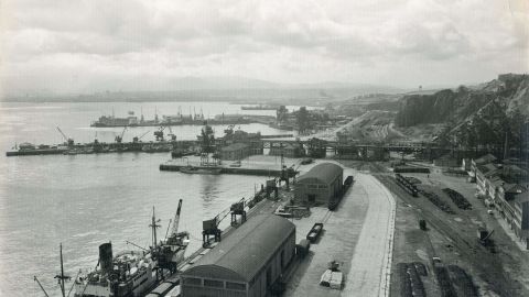 XINERU. Vista del puertu d'El Musel, h. 1965