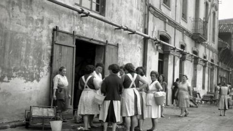 ABRIL. Pescaderes a la puerta de la rula, 1963