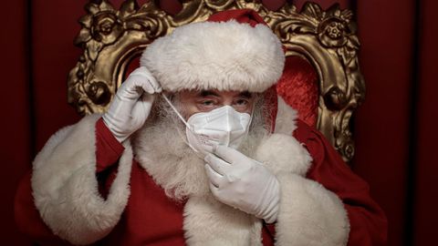 Un papá noel con mascarilla en Valencia