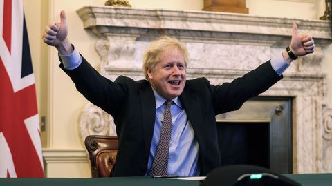 Boris Johnson levanta los pulgares durante una reunión por videoconferencia con la presidenta de la Comisión Europea, Ursula von der Leyen