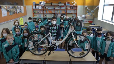 La clase de 3.º A posa tras una bicicleta que customizaron con fotos de profesiones esenciales y que entraña un mensaje: «Si una rueda se para, la otra no funciona», dicen