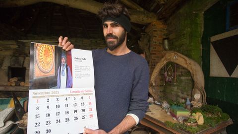 Armiche enseña orgulloso un calendario realizado por el Concello de Samos que rinde homenaje a su padre
