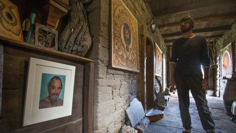 Galería de la Casa del Alquimista con el retrato de su padre, Antonio Bello