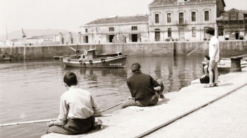 XUNU. Pescando a caña na dársena del puertu, 1963