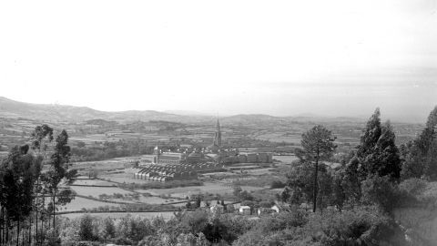 OCHOBRE. Vista de la Universidá Llaboral dende la xubida a l'Infanzón, h. 1960