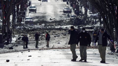 Investigadores recorren la zona de la explosin en Nashville en busca de pruebas