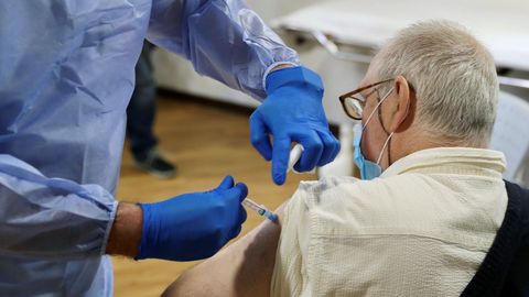 Un residente del geriátrico asturiano poniéndose la vacuna