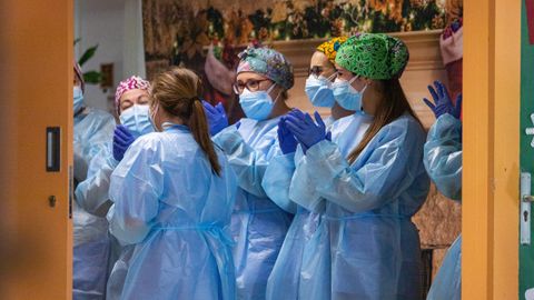 Sanitarias de la residencia Feixa Llarga de L'Hospitalet de Llobregat aplauden tras administrar la primera vacuna contra la Covid-19, el primer día de vacunación en España