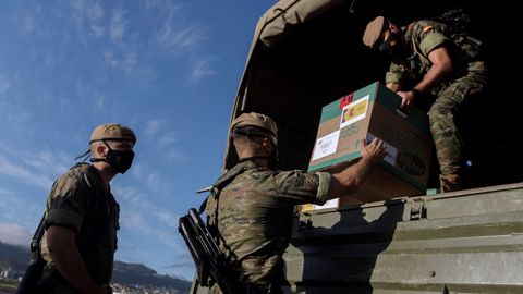 Soldados descargan cajas que contienen la vacuna de Pfizer-BioNTech contra la Covid-19 antes de cargarlas en un helicóptero para ser distribuidas entre las distintas islas desde el aeropuerto de Los Rodeos (Tenerife)