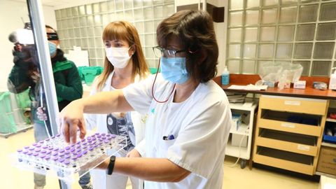 El personal sanitario del Clínico ha recibido las primeras vacunas