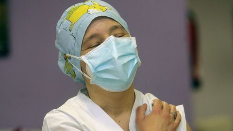 Mónica, una auxiliar de enfermería y la trabajadora más joven de la residencia de mayores Los Olmos, ha sido la primera sanitaria en recibir la vacuna contra la covid-19, después de Araceli