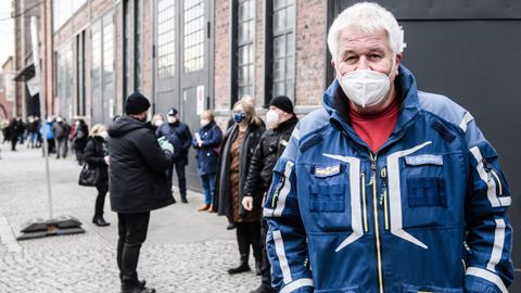 Colas en Alemania para recibir la vacuna de Pfizer
