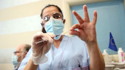Una sanitaria prepara la jeringuilla en Milán