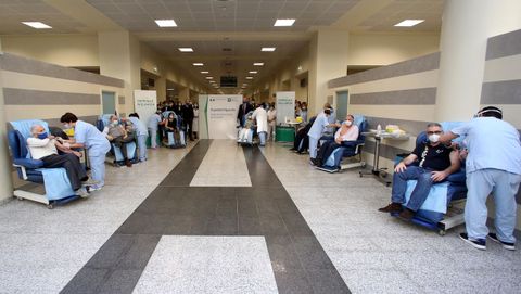Varias personas reciben la vacuna a la vez en un centro de Milán