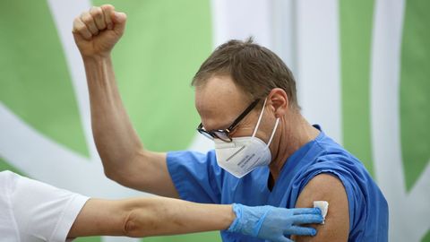 Un sanitario celebra la llegada de la vacuna en Viena