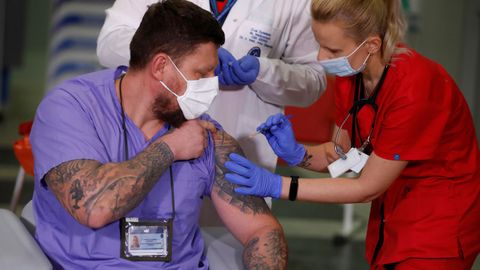 Un sanitario es vacunado en Polonia