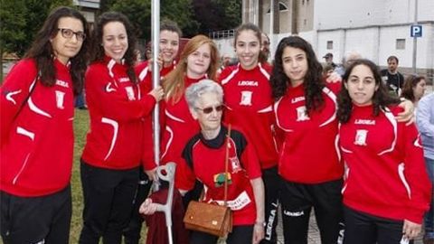 Rosita con algunas jugadoras en la inauguración de la Plaza del Club Patín Gijón Solimar