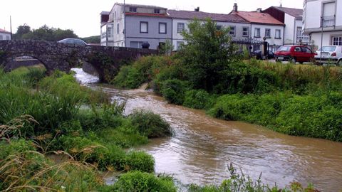 El río Sar, en una imagen de archivo, a su paso por la Colegiata