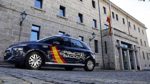 En una imagen de archivo, un vehículo policial pasa frente a la comisaría de Santiago