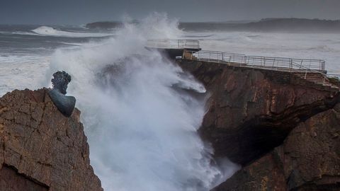 La borrasca «Bella» genera grandes olas que rompen junto a la escultura de Philippe Cousteau en el Museo de las Anclas de Salinas
