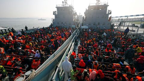 Cerca de 2.000 rohinys fueron llevados en dos mercantes a la remota isla de Bhasan Char