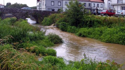 El río Sar, en una imagen de archivo, a su paso por la calle Ponte do Sar, cerca de la Colegiata