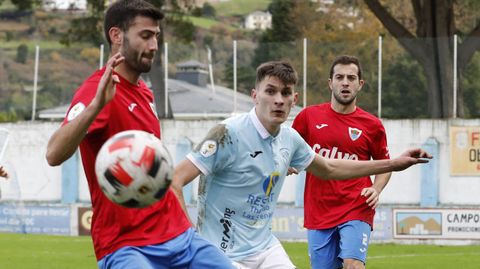 Rolle, en un lance del Viveiro-Bergantiños. Los celestes encajaron un parcial de 0-7 contra el Bergan y el Fabril y necesitan los puntos este domingo en el aplazado contra el Silva