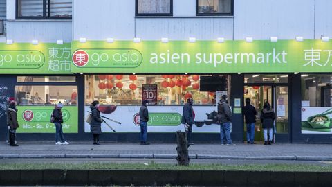 Gente haciendo cola para entrar en un supermercado de Berln