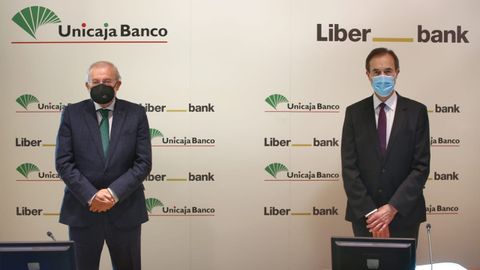 Manuel Azuaga y Manuel Menéndez en la presentación de la fusión entre Liberbank y Unicaja