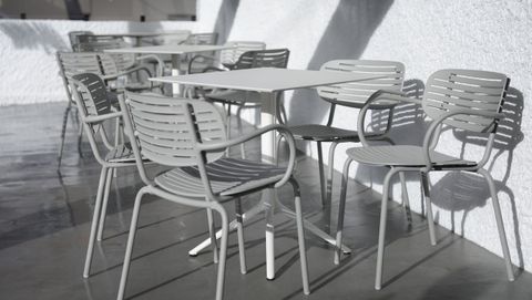 Parte del mobiliario de la terraza