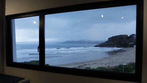 La playa de Bastiagueiro, vista desde el interior del establecimiento