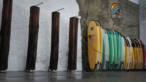 La instalación cuenta con duchas en el exterior para quien quiera quitarse la salitre al llegar del mar