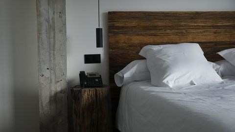 La madera de batea ha sido utilizada en los cabeceros de las habitaciones y parte del mobiliario