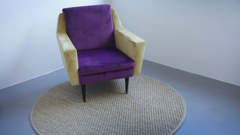 El toque de color de las habitaciones lo aportan sillones clásicos que adquirieron en Isadora Art Deco de A Coruña