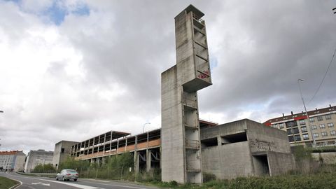 El edificio sin terminar en Salgueiriños que debería haber acogido el parque comarcal de bomberos de Santiago