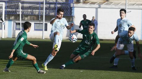 Javi Rey trata de controlar un balón ante Gabri Palmás y Josiño durante el partido en el Pepe Barrera
