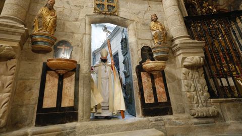 El arzobispo de Santiago, Julián Barrio, entra en la catedral por la Puerta Santa