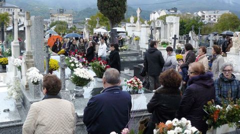 El cementerio parroquial de Quiroga, lleno de gente en una celebración del día de todos los santos de hace unos años