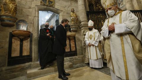 El presidente de la Xunta, Alberto Núñez Feijoo, que actuó como delegado regio, saluda a las autoridades religiosas al entrar en la catedral por la Puerta Santa