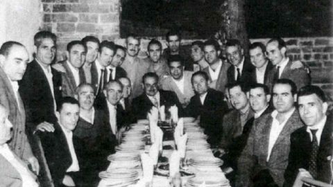 La foto es de una cena de la directiva del Lemos en este local de la Compañía. Entre otros, aparecen Toniño Rodríguez —hermano del autor de la crónica—, Julio Tabales, Emilio Cuesta y los propietarios de la zapatería Chotán y de la barbería Marrón