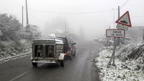 Así estaba esta mañana la entrada de A Cruz do Incio por la carretera de Foilebar