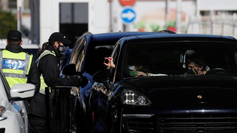 Un turista espaol muestra, este sbado, su DNI a la policia gibraltarea para acceder al Pen