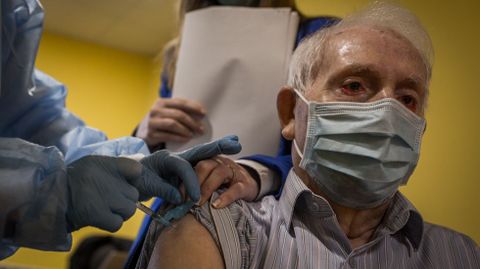 La campaña de vacunación llegó ayer a la residencia O Lecer dos Avoíños