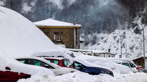 Coches cubiertos por la nieve, este sbado en la localidad asturiana de Pajares