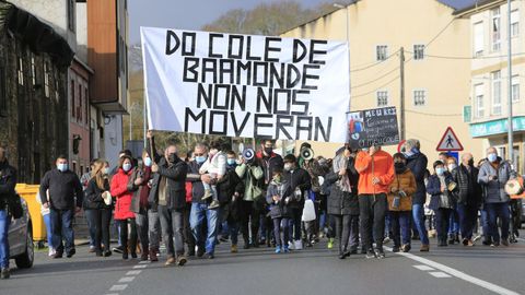 Concentración con caceroladada del ANPA y vecinos de Baamonde