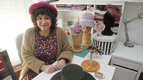 La sombrerera eumesa, en su taller, rodeada de algunas de sus últimas creaciones