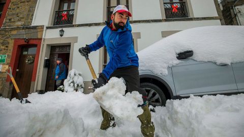 Vecinos de la localidad asturiana de Pajares, que est en nivel rojo con lo que se prohbe la circulacin de vehculos articulados, camiones y autobuses, retiran la nieve de los caminos.