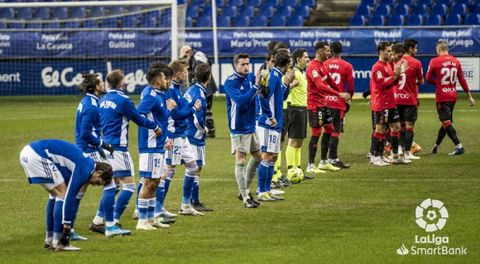 Los jugadores del Oviedo y del Mallorca antes del partido